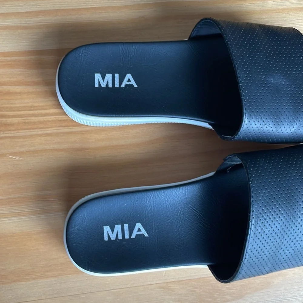 Mia Black and‎ White Sandal Slides